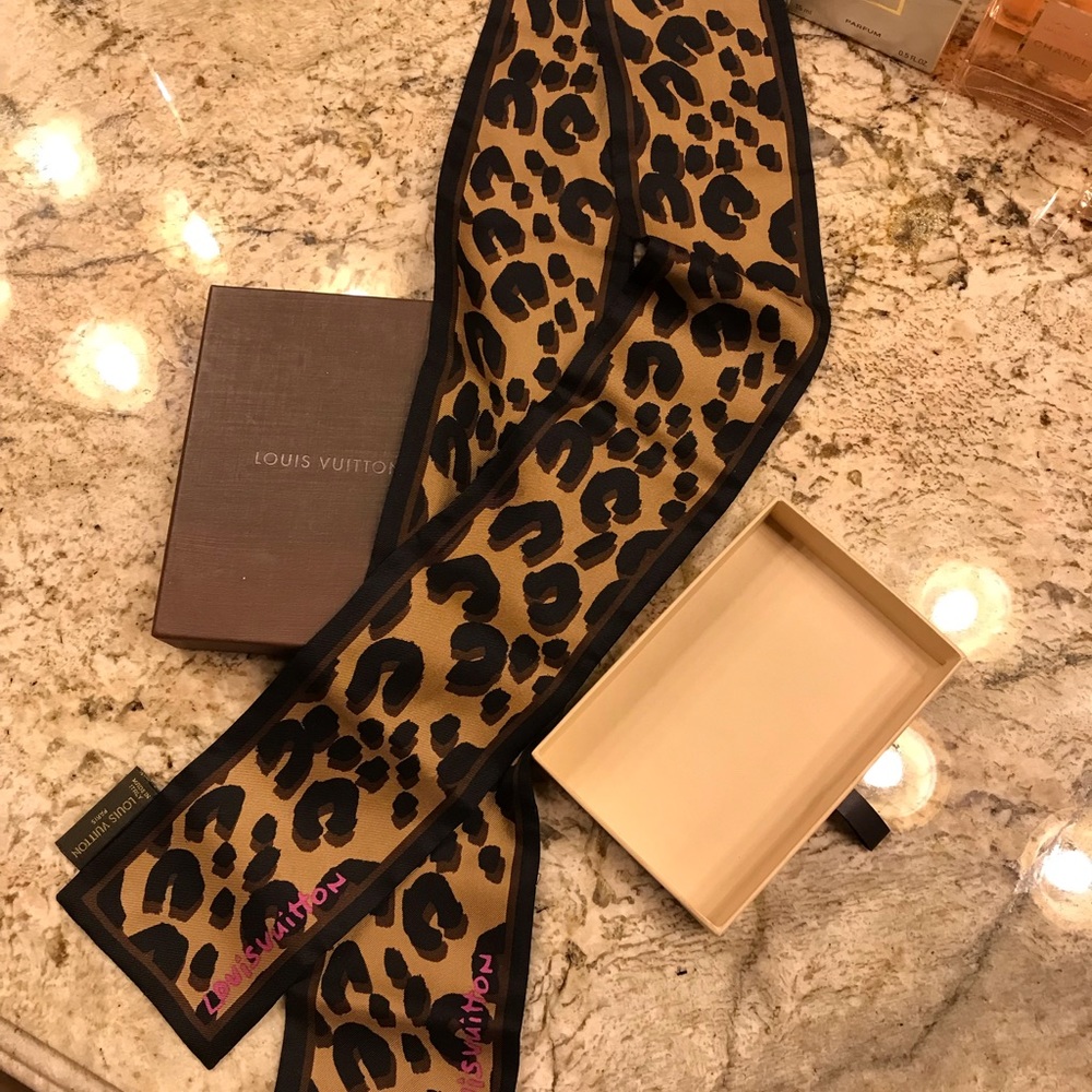 Louis Vuitton Scarf (Purse bow) Leopard print